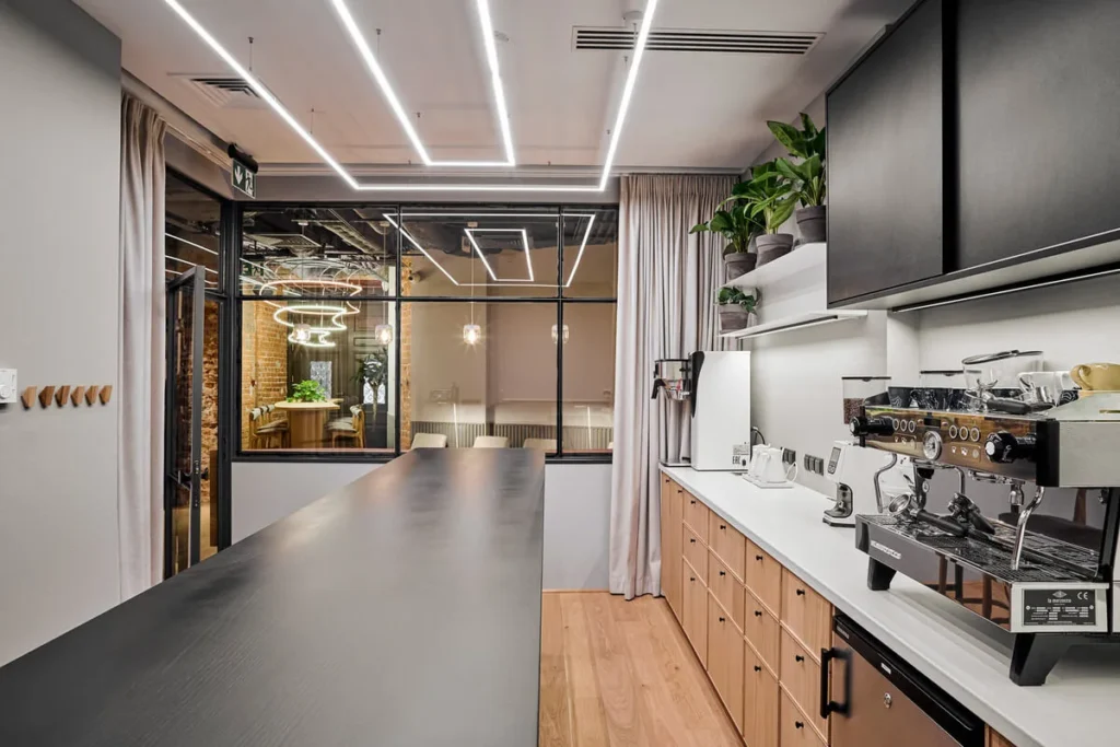 Sala szkoleniowa Coffeedesk – strefa wypoczynkowa i widok na stanowiska baristyczne