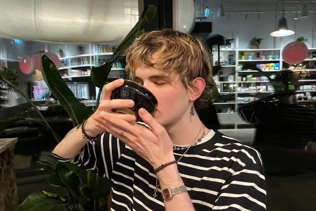 Trener Coffeedesk przy pracy z ekspresem do kawy