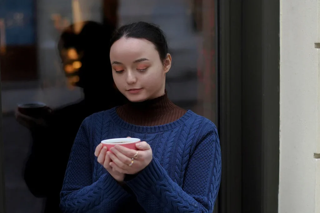 Trenerka Coffeedesk degustująca kawę podczas warsztatów