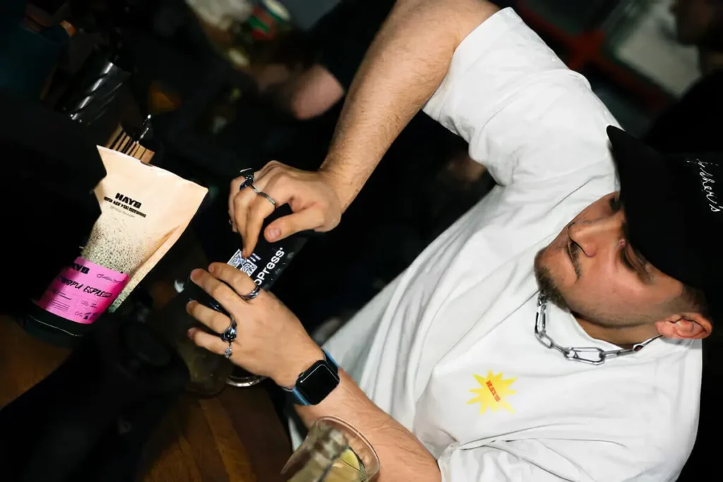 Trener Coffeedesk przygotowujący kawę na warsztatach