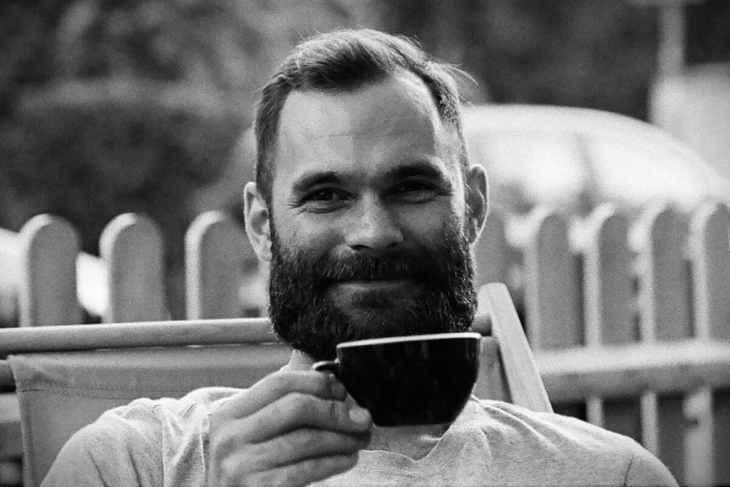 Trener Coffeedesk z filiżanką kawy