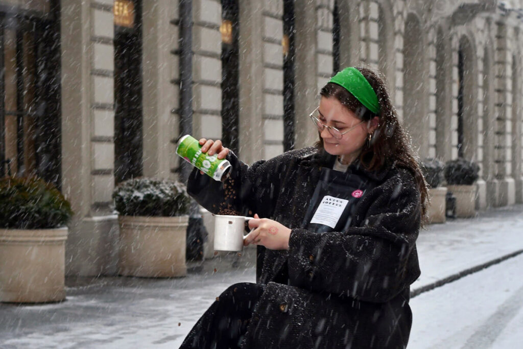 Trenerka Coffeedesk podczas wydarzenia kawowego